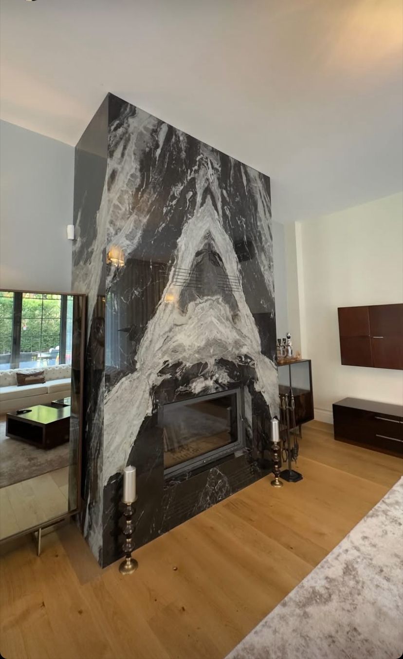 Modern ofiste minimalist tasarımlı, sıcak ahşap üst yüzeyli mat siyah çalışma masası